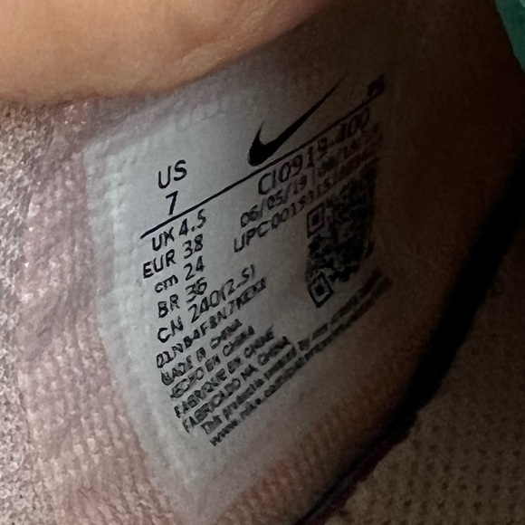 Nike - Picture 6 of 6